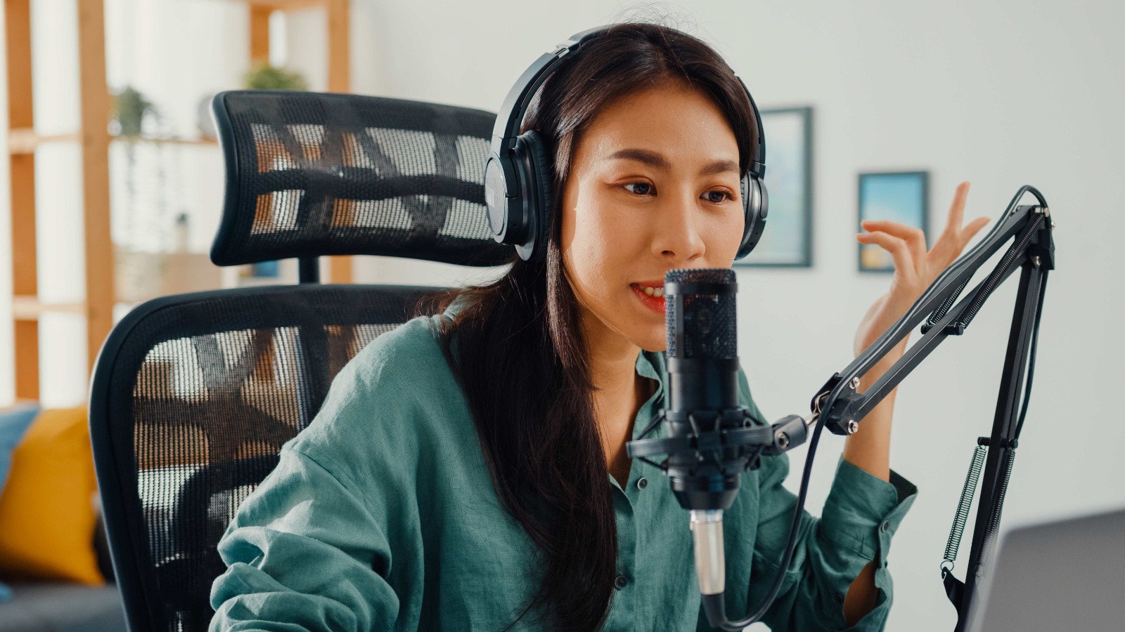 /ueditor/image/20260616/1781579105392710/0fb53b0785b944e64da173f827ad202f.jpg happy-asian-girl-recording-podcast-her-laptop-computer-with-headphones-microphone.jpg