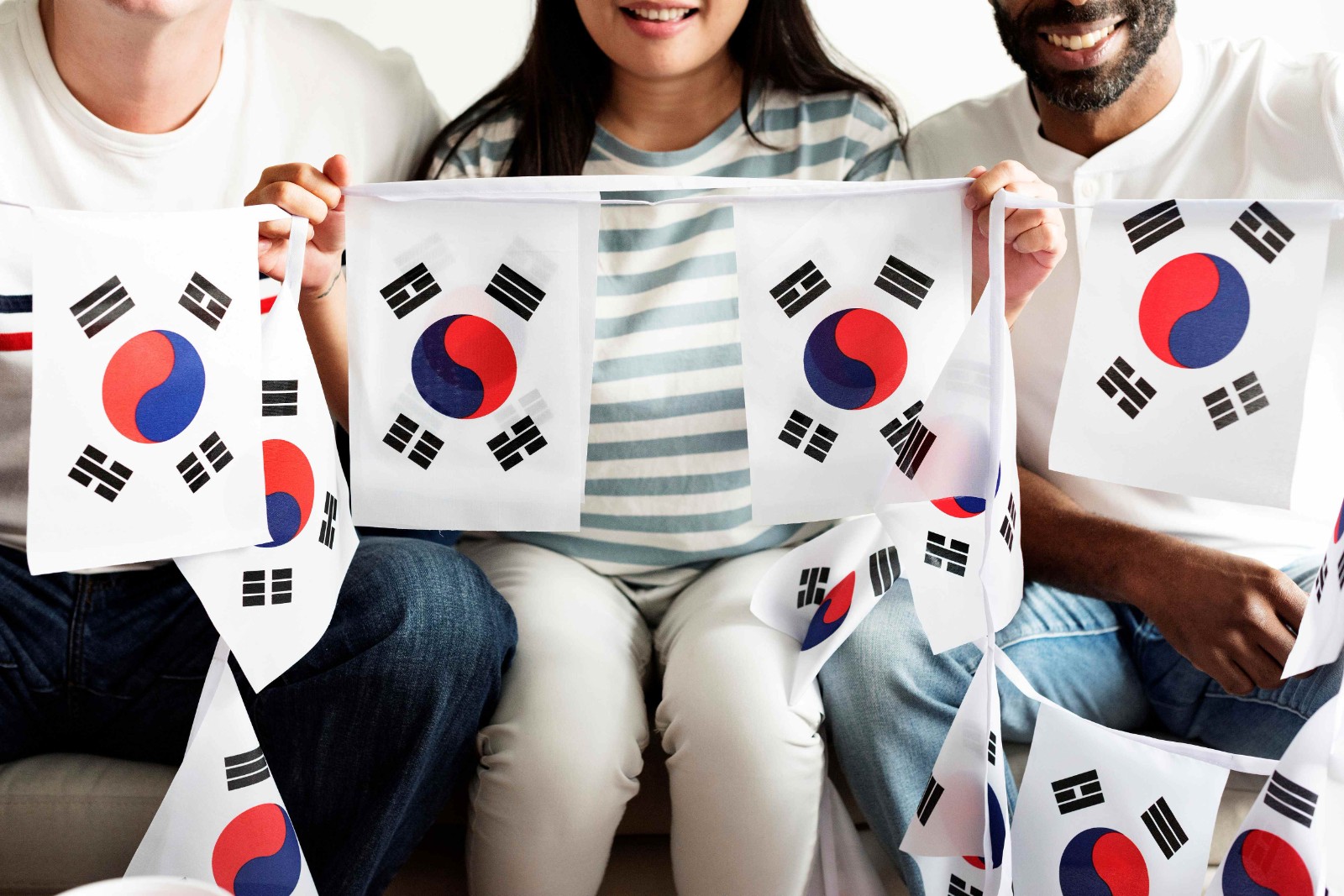 /ueditor/image/20260616/1781579136954927/35cf1438e3ca0897fa491ab40e6ef62b.jpg friends-cheering-world-cup-with-painted-flag.jpg