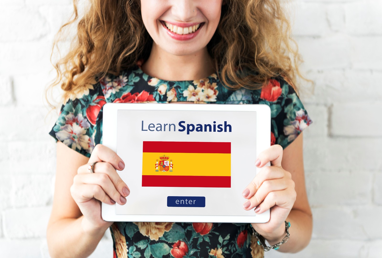 /ueditor/image/20260616/1781579154468937/3ef43cd0704a6afd151ecbf6ae9ec7f7.jpg learn-spanish-language-online-education-concept.jpg