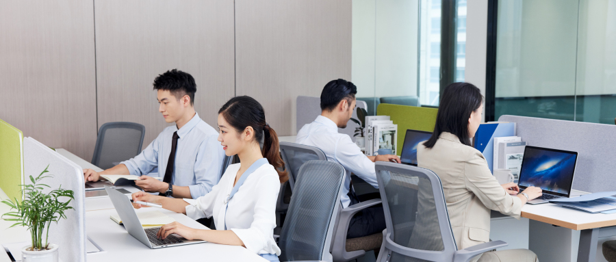 摄图网_506952273_商务白领在办公室工作(企业商用).jpg
